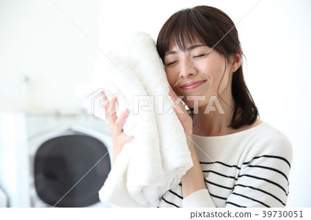 一個女人用浴巾 39730051