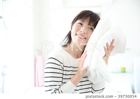 一個女人用浴巾 39730054