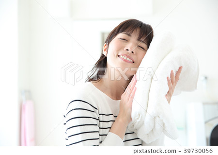 A woman with a bath towel 39730056