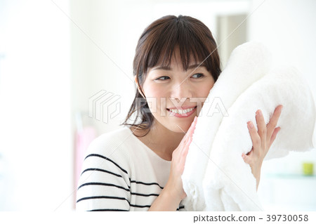 A woman with a bath towel 39730058