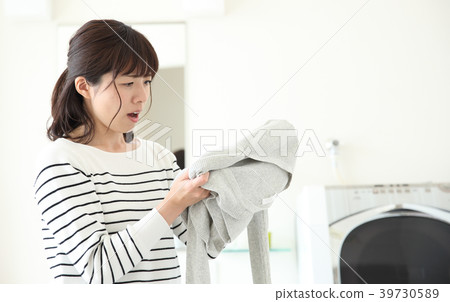 Woman doing the laundry 39730589