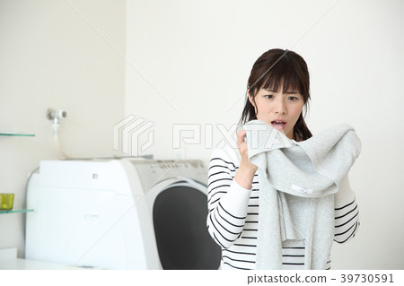 洗衣服的女人 洗衣服的女人 39730591