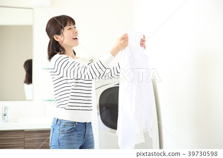 洗衣服的女人 洗衣服的女人 39730598