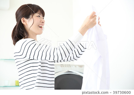 洗衣服的女人 洗衣服的女人 39730600