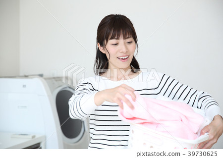 洗衣服的女人 39730625