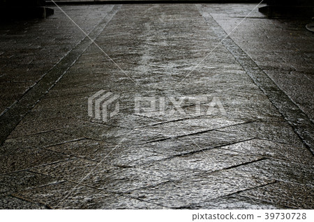 多雨的鵝卵石 39730728