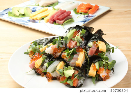 Hand rolled sushi 39730804
