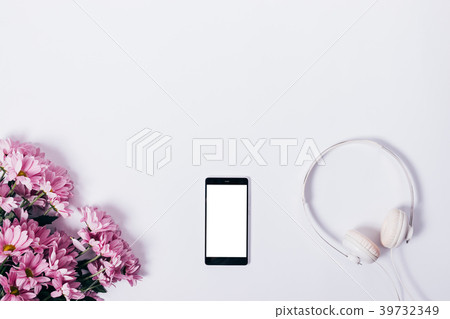 Lilac flowers, mobile phone with blank screen Lilac flowers, mobile phone with blank screen 39732349