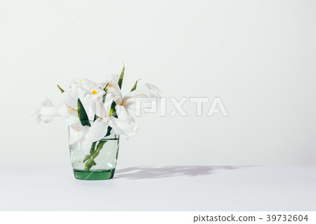 Stylish spring or summer flowers in vase 39732604