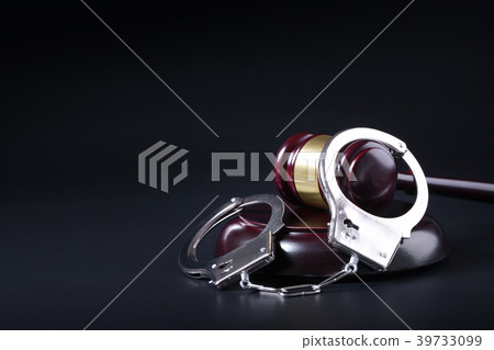 Wooden judge gavel and police handcuffs Wooden judge gavel and police handcuffs 39733099