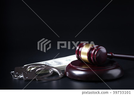 Wooden judge gavel and police handcuffs Wooden judge gavel and police handcuffs 39733101