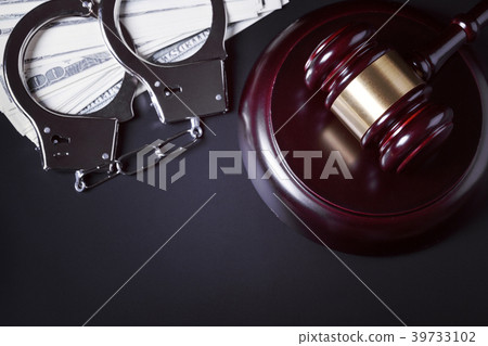 Wooden judge gavel and police handcuffs Wooden judge gavel and police handcuffs 39733102