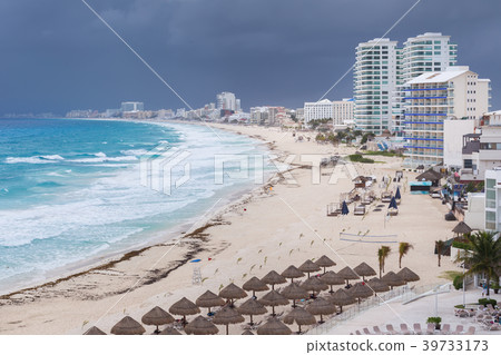 Cancun beach panorama view in bad weather Cancun beach panorama view in bad weather 39733173