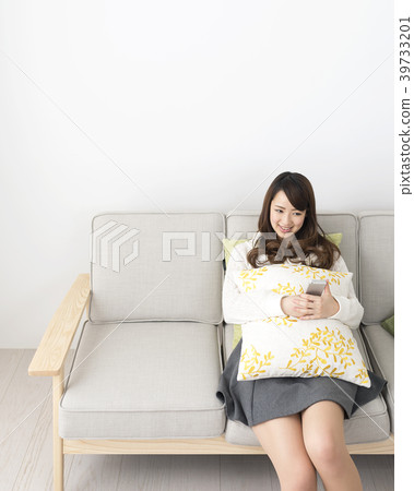 一個操作智能手機的年輕女子 一個操作智能手機的年輕女子 39733201