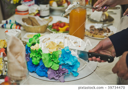 Cake decorated with flowers of all colors 39734470