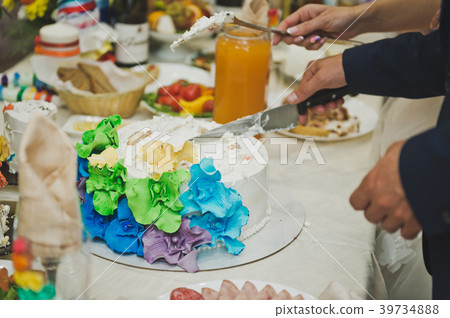 Cake decorated with flowers of all colors 39734888