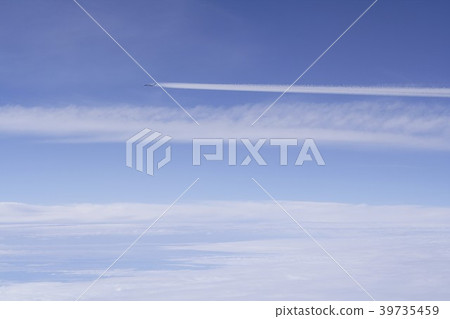 波音747 Jumbo Jetliner飛行與雲海中的雲 39735459