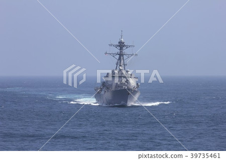 美國海軍的宙斯盾驅逐艦在陽光明媚的太平洋上快速移動 美國海軍的宙斯盾驅逐艦在陽光明媚的太平洋上快速移動 39735461