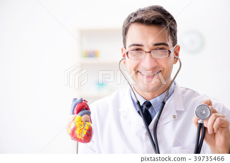 Doctor lecturer explaining the heart model 39735466