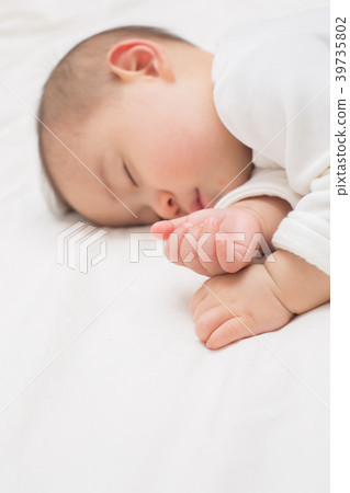 Baby's hand · Close-up 39735802