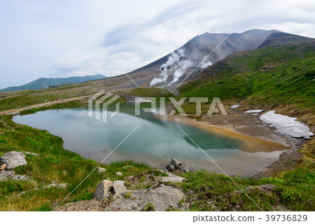 北海道大雪山國立公園Asahidake和Shibimi池塘 北海道大雪山國立公園Asahidake和Shibimi池塘 39736829