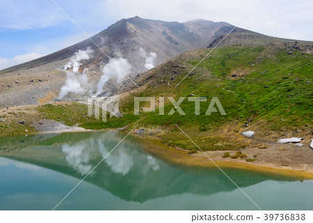 北海道大雪山國立公園Asahidake和Shibimi池塘 北海道大雪山國立公園Asahidake和Shibimi池塘 39736838
