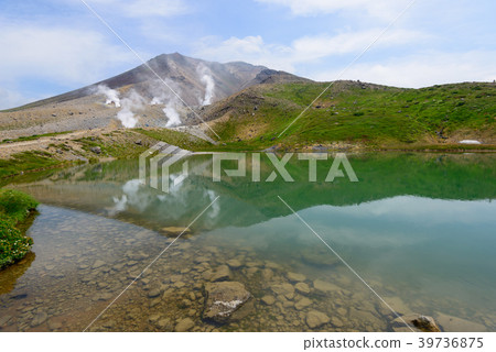 北海道大雪山國立公園Asahidake和Shibimi池塘 北海道大雪山國立公園Asahidake和Shibimi池塘 39736875