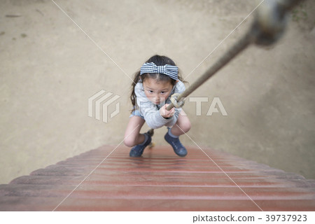 上昇在繩索的女孩 39737923