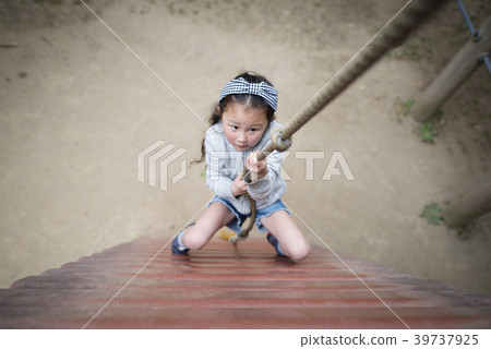 Girl climbing on rope 39737925