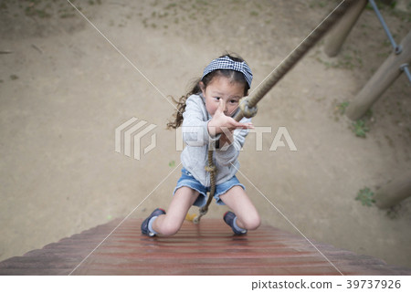 上昇在繩索的女孩 39737926