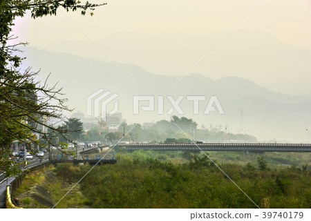 清澈的道路，公共道路;在一座橋樑和一個位於遙遠山區的座位。 39740179