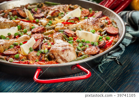 Traditional paella with chicken legs Traditional paella with chicken legs 39741105