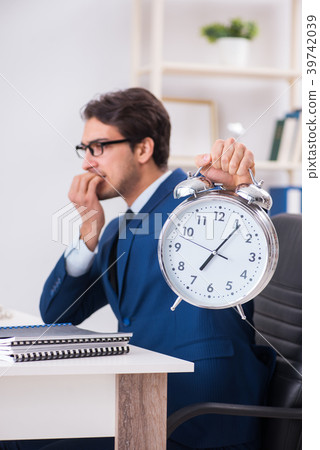 Businessman employee in urgency and deadline Businessman employee in urgency and deadline 39742039