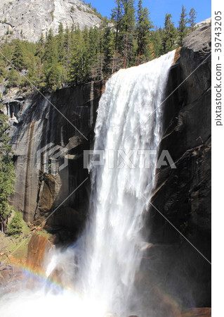 Vernal Falls in Yosemite National Park Vernal Falls in Yosemite National Park 39743205