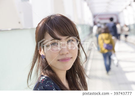 A woman to look at in the city 39743777