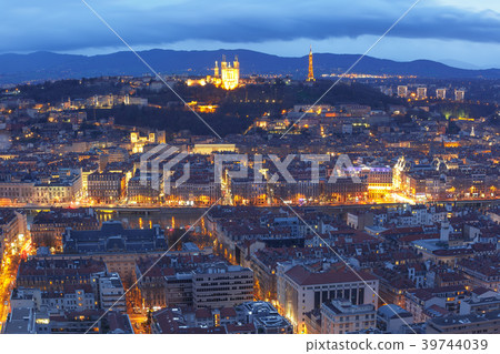 Night old town of Lyon, France 39744039