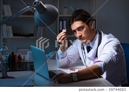Doctor drug addict staying late on hospital 39744083