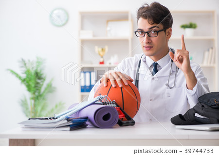 Doctor going to sports during lunch break 39744733