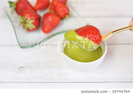 Strawberry chocolate dip Strawberry chocolate dip 39744764
