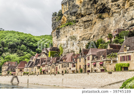 banks of Dordogne at height of village Roque Gage banks of Dordogne at height of village Roque Gage 39745189