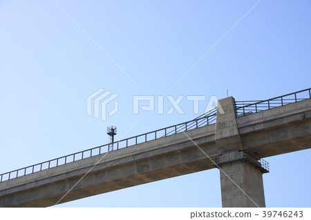 額外的橋樑和藍天。 額外的橋樑和藍天。 39746243