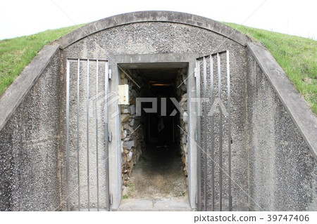 一個老埋葬土墩的側面式石室 39747406