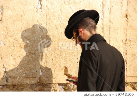 Mourning Wall 39748100