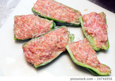 Preparation of green pepper meat 39748956