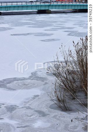 Frozen river Frozen river 39749219