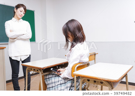 在上課期間小心使用智能手機的學生的老師 39749482