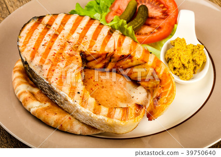 Grilled salmon 39750640