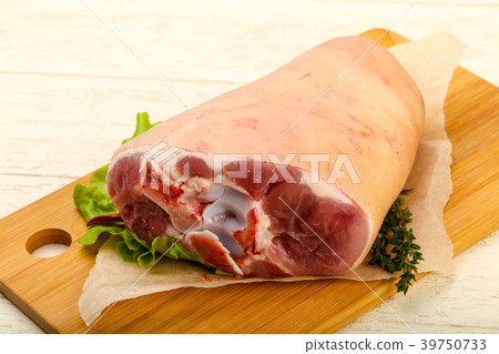Raw pork knee Raw pork knee 39750733