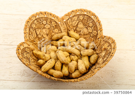 Unpeeled peanuts 39750864