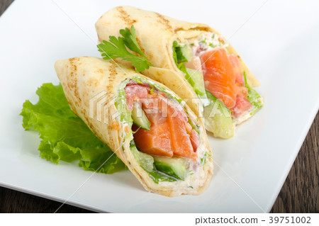 Salmon bread roll 39751002